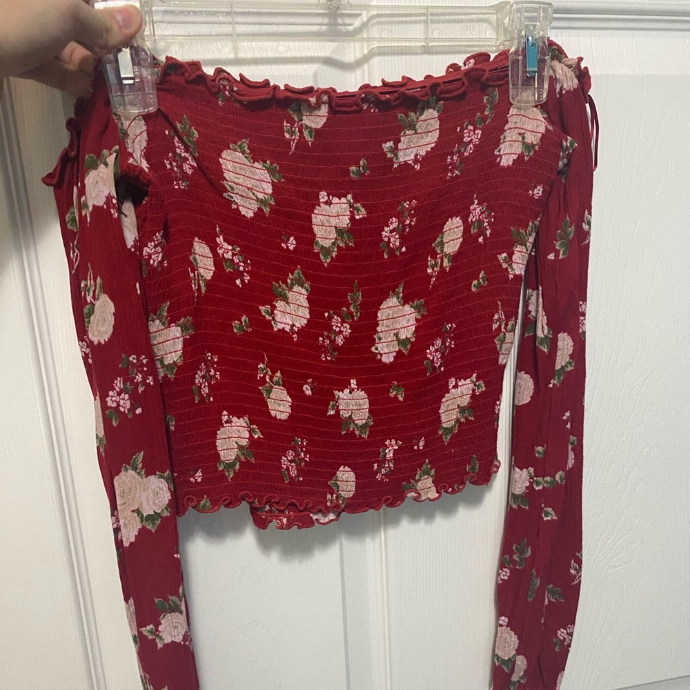 Off the shoulder Hollister top